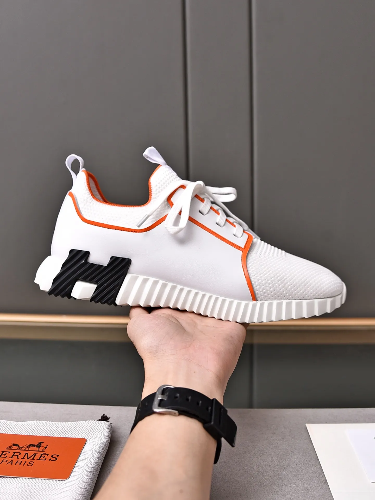 Factory price PP600 [Hermes] fe new arrival~ New Bouncing sneakers are the most comfortable shoes from Hermès, no one else⃣️. They are very light on the feet and look great. You won’t feel tired even when you go shopping and running around. 👍 Very light and comfortable, very light, suitable for both sports and leisure, and feel great when you step on them! It’s up to you to choose, there’s always what you want~ ✔️Fabric: Imported first-layer cowhide + high-elastic fly weave ✔️Inner lining: Imported water-dyed cow lining ✔️Outsole: Seamless combination of IP+TPU (multi-color letters) German technology irradiation machine ✔️Code number: Male 38-44 (45 customized)